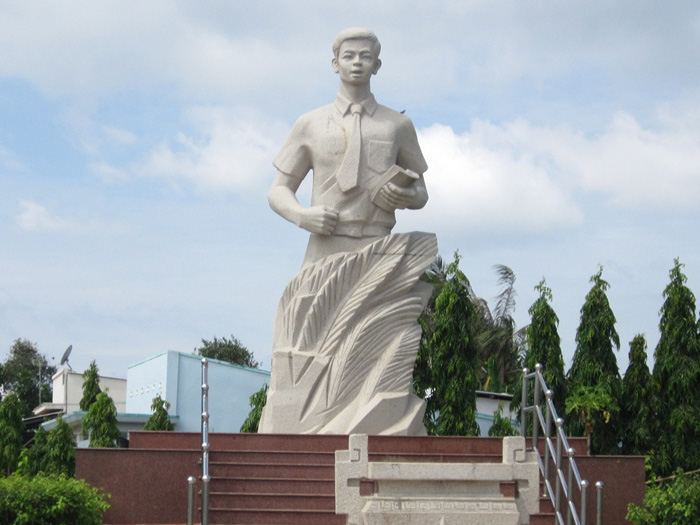 Tượng đài anh hùng Nguyễn Thái Bình ở Cần Giuộc,Long An