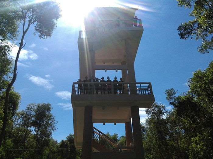 Tòa tháp canh cao 38m – nơi ngắm toàn cảnh rừng tràm. Ảnh: Nguyễn Tuấn Quyền.